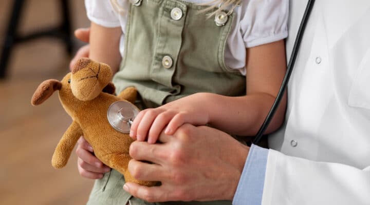 Revisión de salud pediátrica en casa con enfoque cercano en Granada