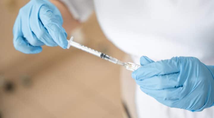 Preparación de una inyección para administrar medicación en casa en Granada