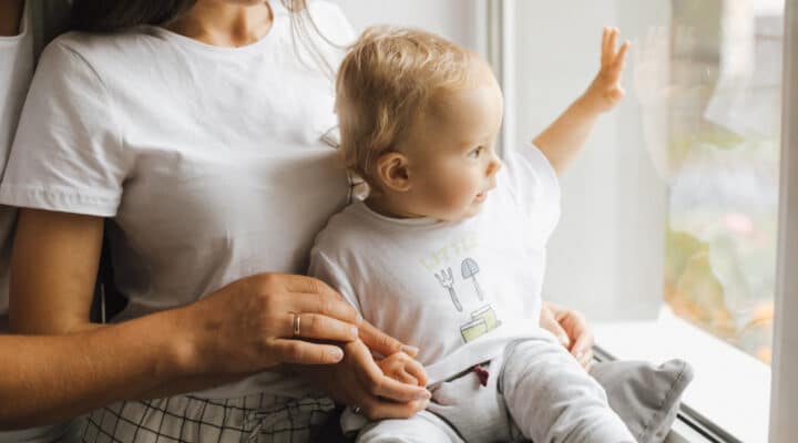 Familia con bebé en casa recibiendo cuidados pediátricos en Granada