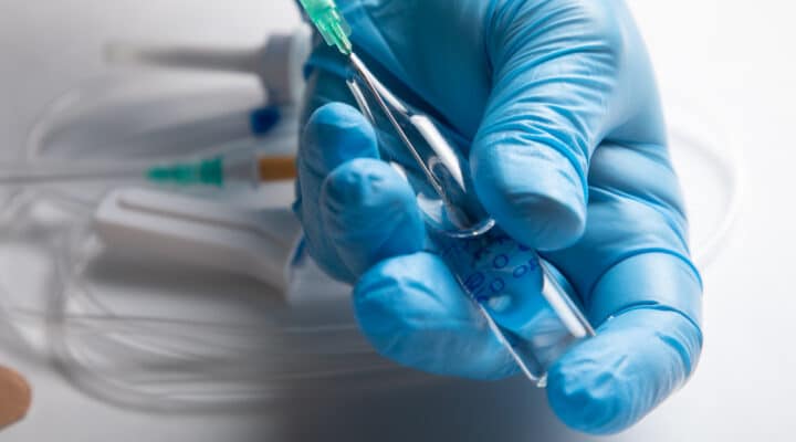 Procedimiento de colocación de sonda vesical en casa por profesionales en Granada