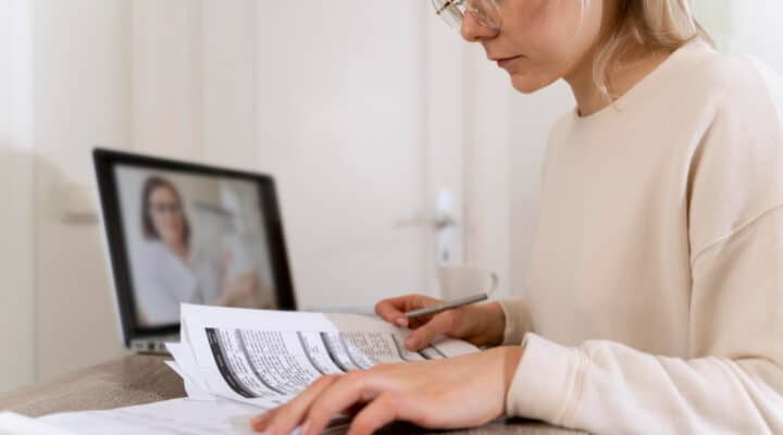 Mujer recibiendo asesoramiento sanitario online para salud mental desde casa en Granada