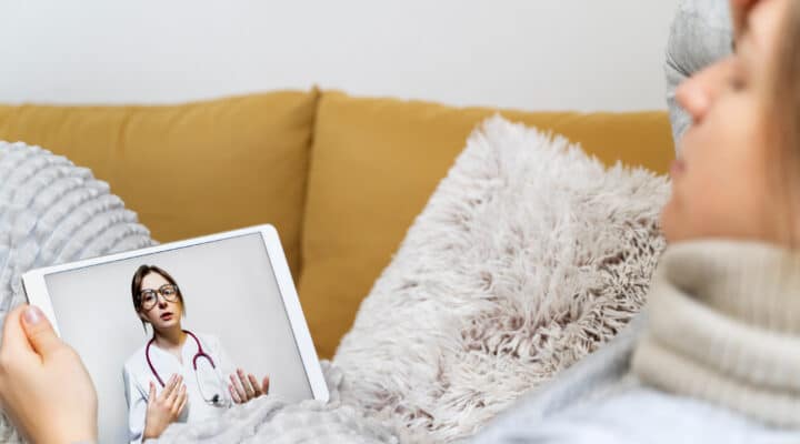 Paciente recibiendo atención médica online desde casa en Granada mediante telemedicina