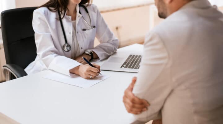 Profesional sanitario atendiendo a un paciente durante una consulta preventiva en Granada