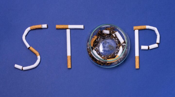 Cigarrillos rotos formando la palabra STOP junto a un cenicero, imagen antitabaco en Granada