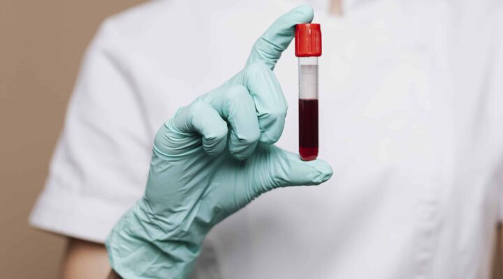 Enfermera sosteniendo un tubo de ensayo con muestra de sangre durante una extracción a domicilio en Granada
