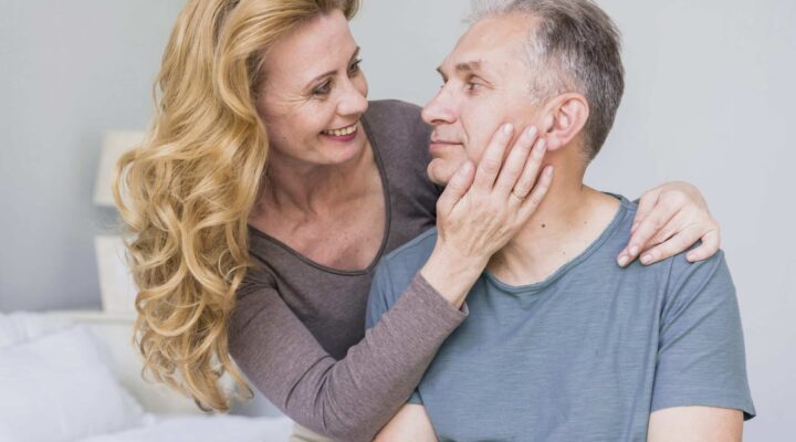 Pareja adulta compartiendo intimidad y cercanía emocional en la sexualidad masculina